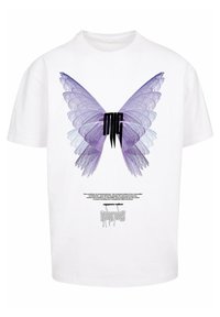 Hvid bomulds T-shirt med et stort lilla sommerfuglegrafik på forsiden og tekstelementer nedenfor. Designet er centreret.
