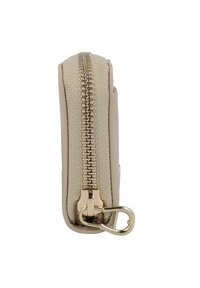 Portafoglio beige con finitura testurizzata, dotato di una cerniera e un gancio dorati, design slim e cuciture visibili lungo i bordi.
