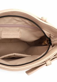 Hele roosa käekoti sisu tõmblukuga taskuga. Pehme, tekstureeritud materjal; põhiosa on voodrita, kaunistatud kuldse riistvaraga.