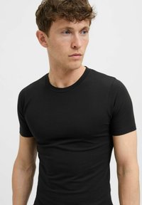 Schwarzes Kurzarm-T-Shirt aus glattem Stoff, mit rundem Halsausschnitt und figurbetontem Design, geeignet für legere Kleidung.