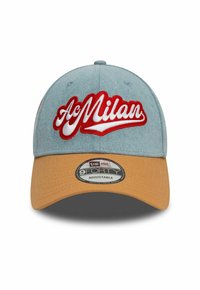 Helle blaue Kappe mit einem beigen gebogenen Schirm, der ein rotes gesticktes "AC Milan"-Logo auf der Vorderseite und ein Größenetikett auf dem Schirm trägt.