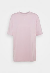 Rosa bomulls t-shirt med lös passform, rund hals och korta ärmar. Har en liten vit logotyp på vänster bröstområde.
