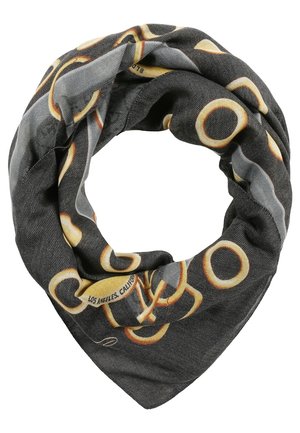 Ciemnoszary trójkątny szalik z żółtymi i beżowymi okrągłymi wzorami oraz napisem „Los Angeles, California”.