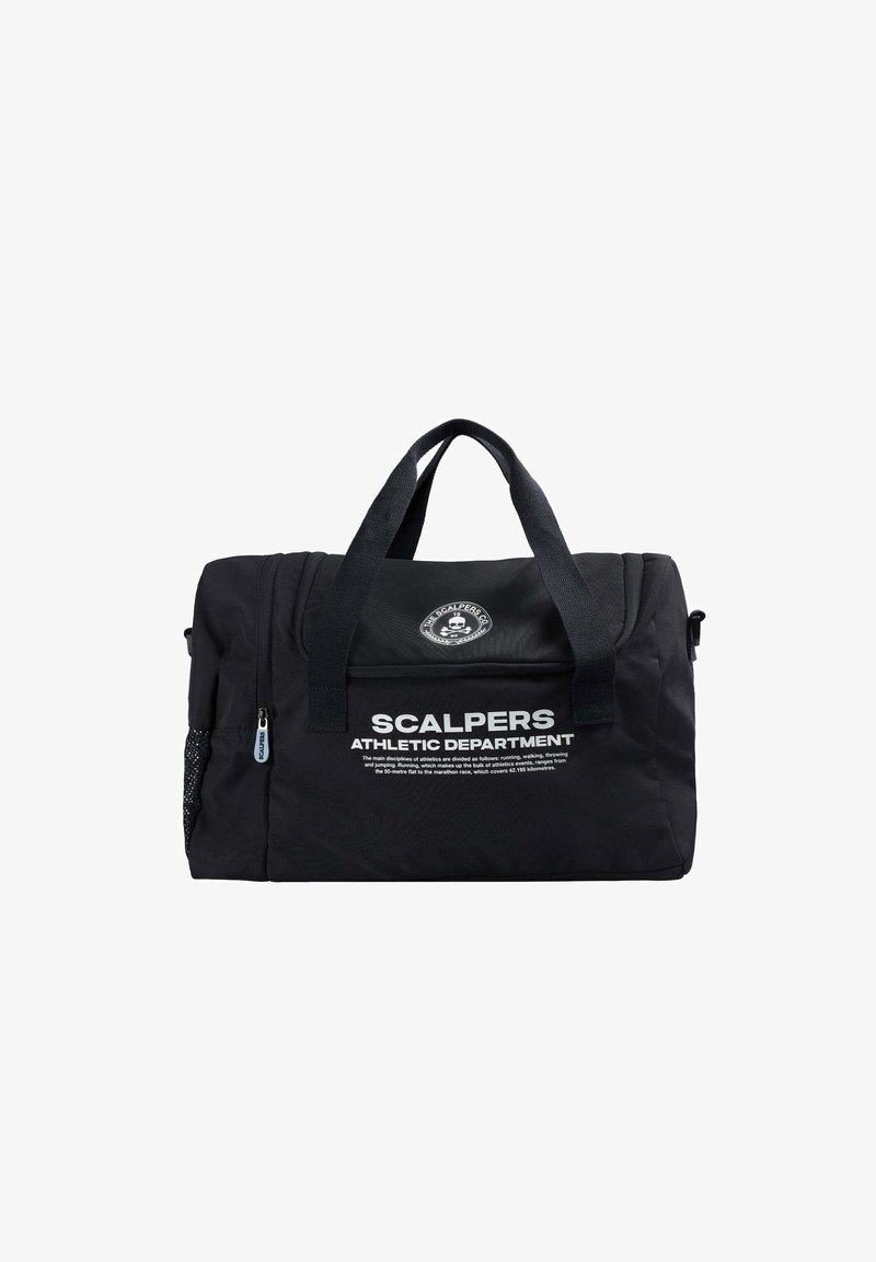 Sort duffelbag lavet af holdbart stof, med dobbelte grebhåndtag, forlommer med tekst og mesh-sidelomme til ventilation.