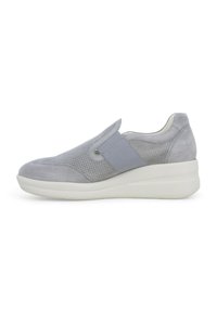Sneakers slip-on grigio chiaro con tomaia in rete testurizzata, dettagli in camoscio e suola a cunetta bianca; caratterizzate da dettagli con bande elastiche.
