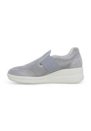 Sneakers slip-on grigio chiaro con tomaia in rete testurizzata, dettagli in camoscio e suola a cunetta bianca; caratterizzate da dettagli con bande elastiche.