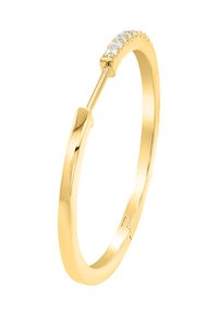 Goldene Creole mit glatter Oberfläche, geschwungener Form und einer Reihe kleiner klarer Steine entlang der oberen Kante für zusätzliche Details.