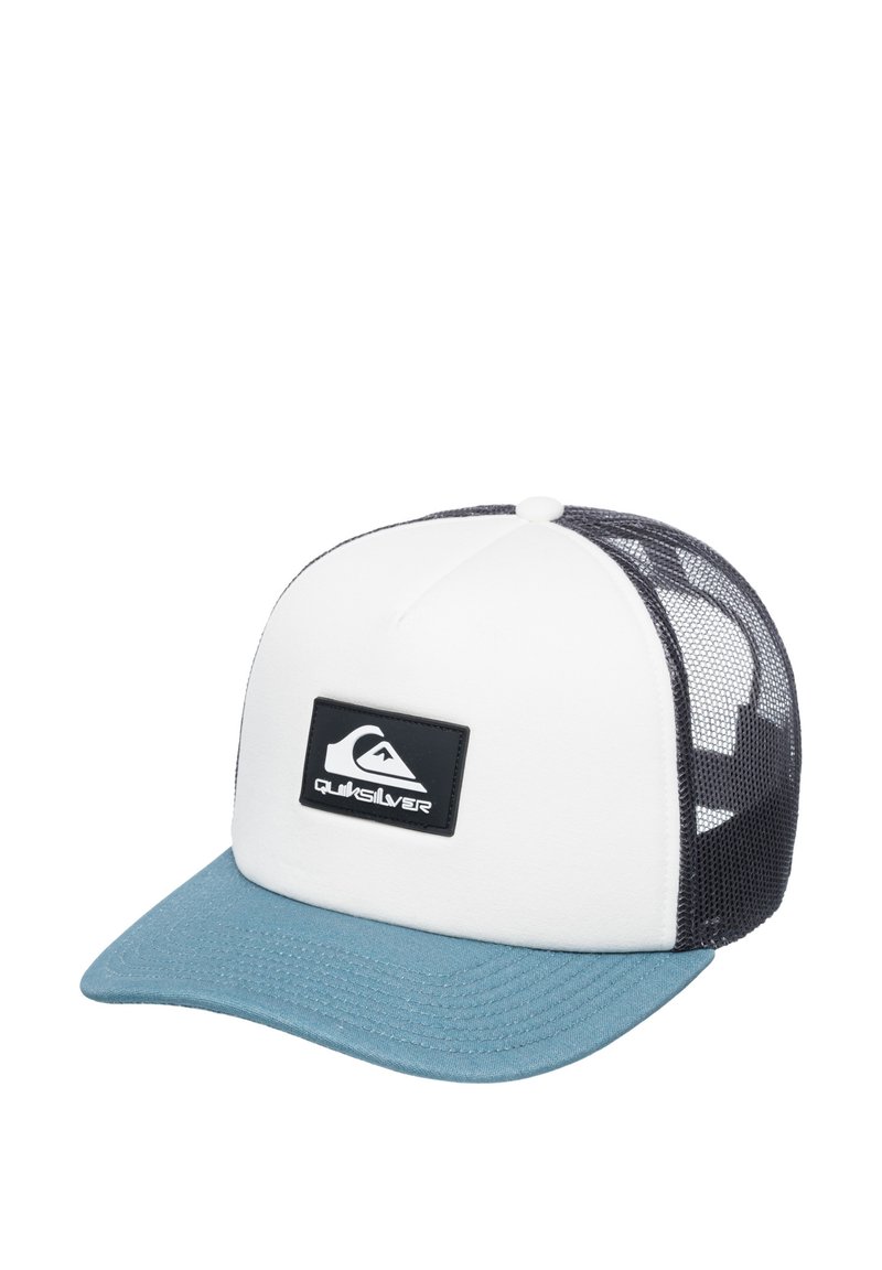 Truckercap med en hvid front, blå skygge og sort mesh bag. Har et sort logopatch på forsiden. Struktureret form med en buet skærm.