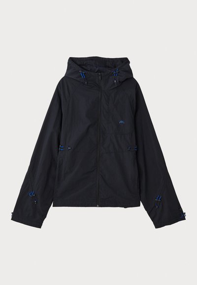 Juodas lengvas džemperis su gobtuvu, turintis mėlynus akcentus, raištelius ir užtrauktuką. Pagamintas iš vandeniui atsparios medžiagos.