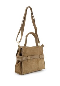 Bruine suède handtas met een afneembare schouderriem, een bovenhandvat en een sluiting met klep aan de voorkant. Kenmerkt zich door een gladde textuur en een minimalistisch ontwerp.