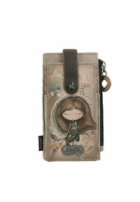 La cartera plegada presenta un exterior suave en color beige con un acabado texturizado, adornado con una ilustración caprichosa y acentos metálicos.