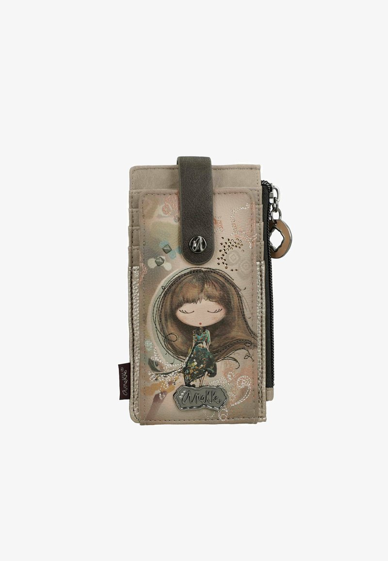 La cartera plegada presenta un exterior suave en color beige con un acabado texturizado, adornado con una ilustración caprichosa y acentos metálicos.