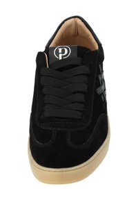 Sneaker in suede nera con lacci neri, collo imbottito e interno beige. Presenta una suola in gomma e un logo sulla linguetta.