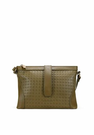 Bolso bandolera verde oliva con textura tejida, paneles laterales lisos, cierre de cremallera, detalle de correa frontal y correa de hombro ajustable.