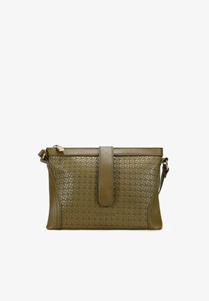 Bolso bandolera verde oliva con textura tejida, paneles laterales lisos, cierre de cremallera, detalle de correa frontal y correa de hombro ajustable.