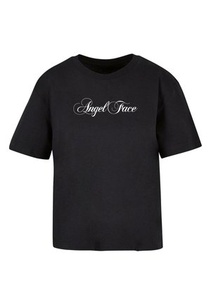Melna kokvilnas T-kreklu ar īsām piedurknēm un apaļu kakla izgriezumu. Priekšpusē baltā skriptā ir uzdrukāts "Eņģeļa seja".