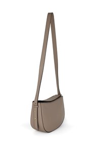 Beige læder crossbody taske med en buet form, justerbar rem og subtile guldfarvede hardware-detaljer. Glat tekstur med et minimalistisk design.