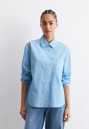 Camicia button-up a righe blu e bianche con colletto, maniche lunghe e taschino sul petto. Tessuto di cotone liscio con una vestibilità rilassata.