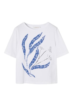 Balti marškiniai trumpomis rankovėmis su mėlynomis abstrakčiomis lapų formomis ir plonais juodais botaniniais šakelių raštais priekyje.