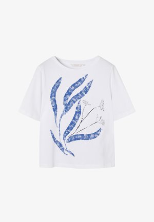 Hvid kortærmet skjorte med blå abstrakte bladformer og tynde sorte botaniske grene trykt på fronten.