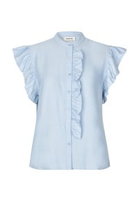 Blusa sin mangas de color azul claro con pliegues en la parte delantera y mangas con volantes, que presenta un cuello mandarín.