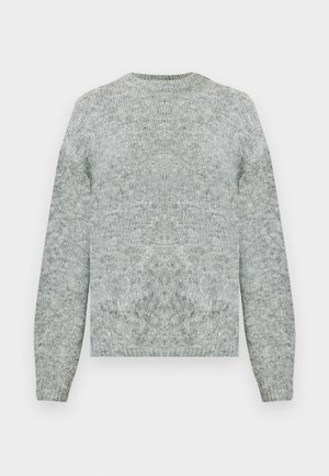 Suéter gris de punto con cuello redondo, mangas largas y textura acanalada. Presenta un color sólido y un ajuste estándar.