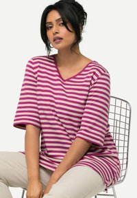 Top de manga corta a rayas en rosa y beige, con escote en V y costuras decorativas. Tejido suave y ajuste relajado.