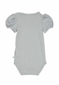 Bodysuit gris clair à manches courtes fabriqué en tissu texturé avec des manches bouffantes, dotée d'un col rond et d'une fermeture à pression au bas.