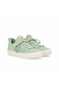 Baskets en maille vert clair avec une tige texturée, semelle plate crème et lacets ton sur ton. Détails en logo doré sur la languette et sur le côté.