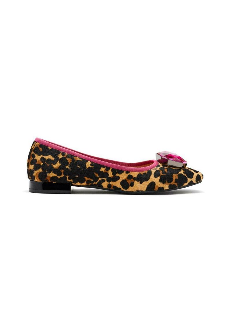 Scarpa piatta con stampa leopardata, interni rosa e un gioiello decorativo rosa sulla punta. Presenta un tacco basso nero e una texture in tessuto morbido.