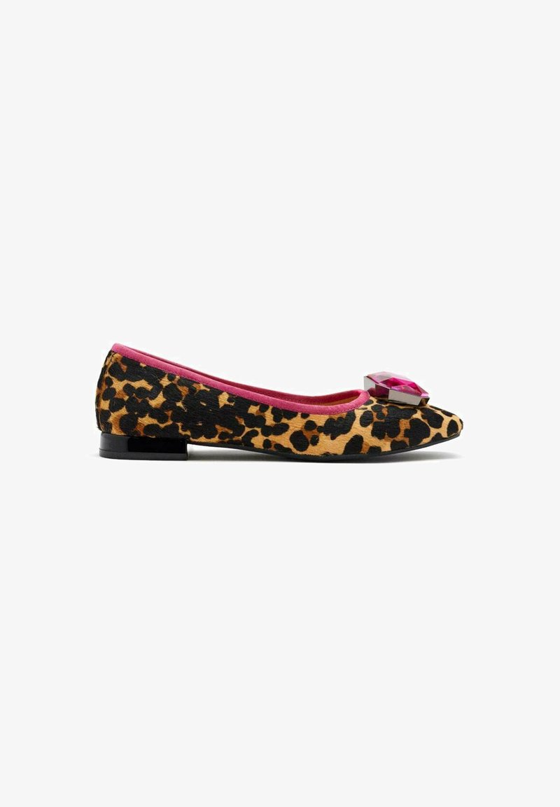 Zapato plano de estampado de leopardo con un interior rosa y una joya decorativa rosa en la punta. Presenta un tacón negro bajo y una textura de tela suave.