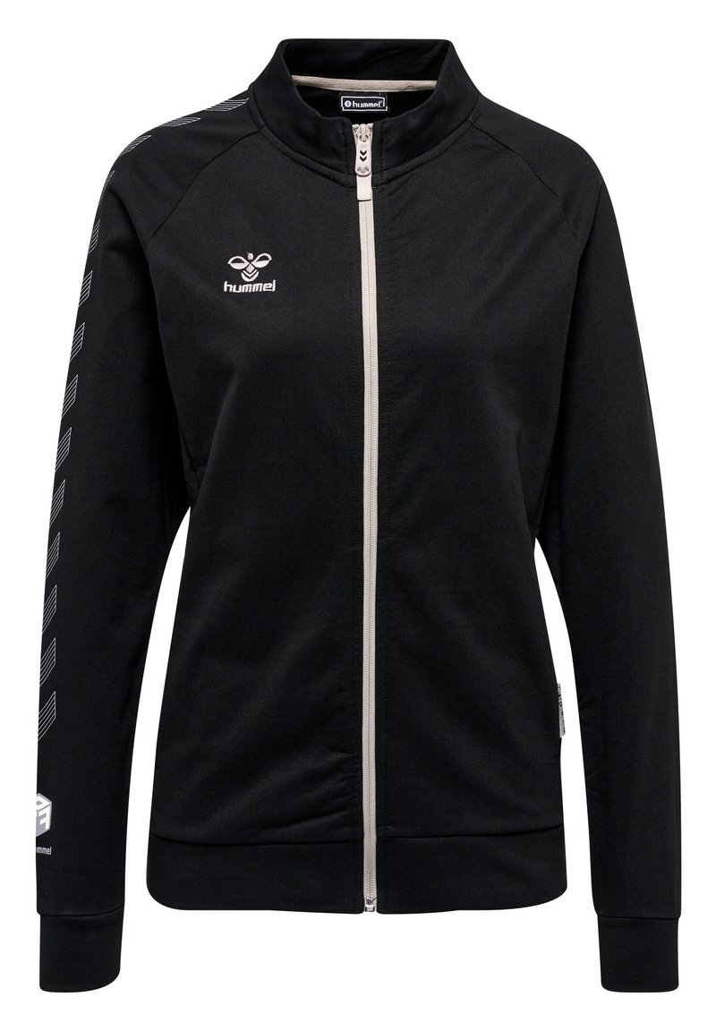 Svart zip-up jacka i slät tyg. Har hög krage, långa ärmar, med vit logotyp och mönstrade detaljer på ärmarna.