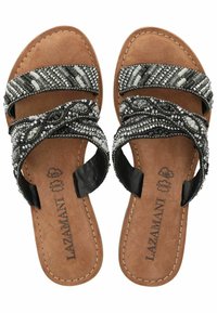 Sandalias de cuentas con un patrón en negro y gris, con dos correas anchas y una plantilla de ante sintético marrón. Suela de goma negra resistente.