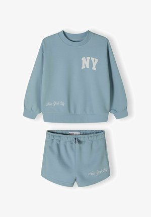 Ensemble de sweat-shirt et de shorts bleu clair, avec "NY" et "New York City" brodés en blanc. Texture douce avec des poignets et une taille côtelés.