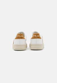 Veja V-12 - Tenisky - extra white/camel