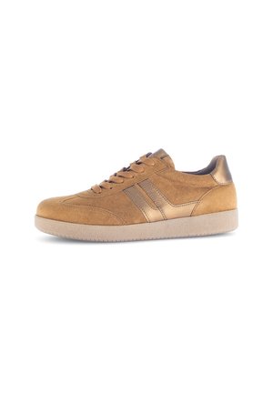 Hellbraune Wildledersneaker mit metallischen Akzenten, runder Zehenpartie, Schnürverschluss und einer strukturierten Gummisohle für besseren Halt.