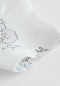 Biały niemowlęcy body z ilustracją szarego misia i napisem „mały koala” nadrukowanym na miękkim materiale.