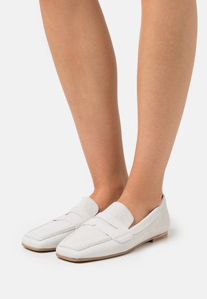 Mocassins en cuir blanc avec une texture douce, présentant un design cousu et un bout carré, complétés par une semelle en bois basse.