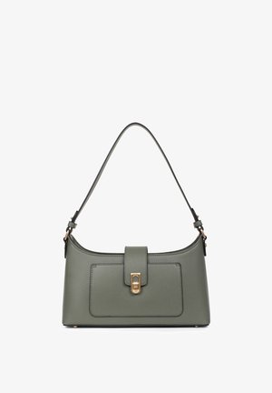 Zielona skórzana torebka o strukturalnym designie, z płaską przednią kieszenią, złotymi elementami i pojedynczym, regulowanym paskiem. Gładka faktura z detalami przeszycia.