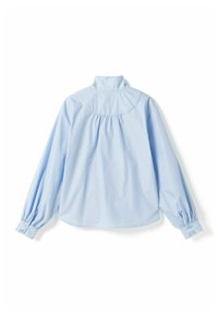 Blouse bleu clair à manches longues avec col montant, détail d'empiècement, tissu froncé sous l'empiècement et poignets boutonnés, vue de dos.