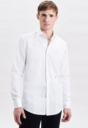 Witte overhemden met lange mouwen, gemaakt van een gladde stof, voorzien van een puntkraag, een subtiel logo aan de onderzijde en een slim fit.