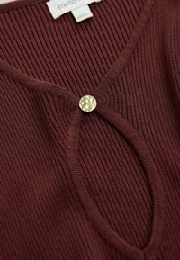 Sélectionné, burgundy red