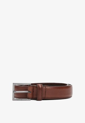 Bruine leren riem met een gladde textuur, rechthoekige zilveren metalen gesp en een enkele leren lus. Wordt gekenmerkt door contrasterende stiksels aan de randen.