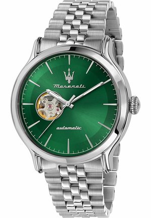 Maserati Automatikuhr mit grünem Zifferblatt, Gehäuse aus poliertem Edelstahl und Armband. Sichtbares Uhrwerk durch eine Aussparung.