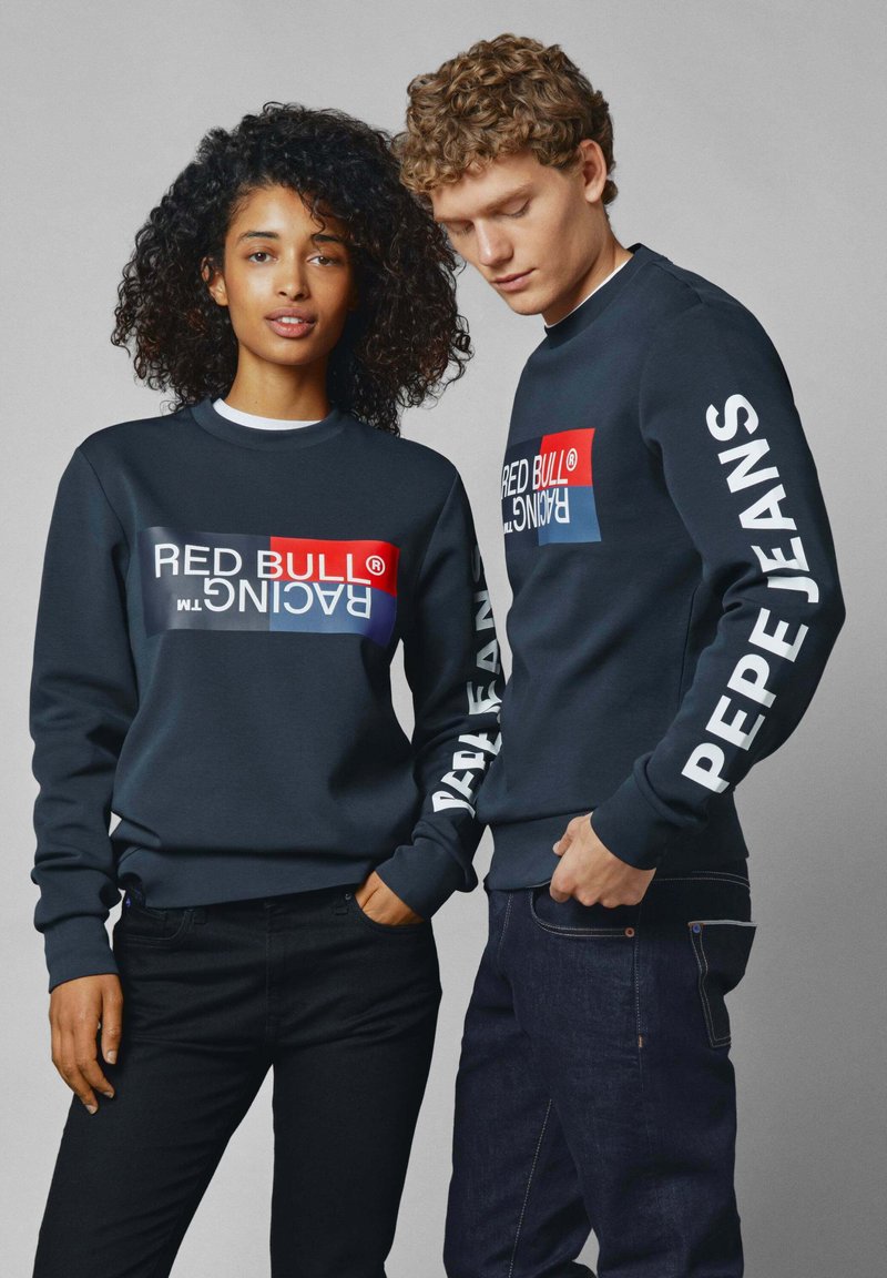 Los sudaderas de color azul oscuro presentan un logotipo audaz en rojo y blanco en la parte frontal. "PEPE JEANS" está impreso en blanco en las mangas.