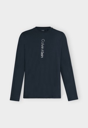 Marineblaues Langarmshirt mit vertikalem weißen „Calvin Klein“-Schriftzug mittig auf der Vorderseite und rundem Ausschnitt.