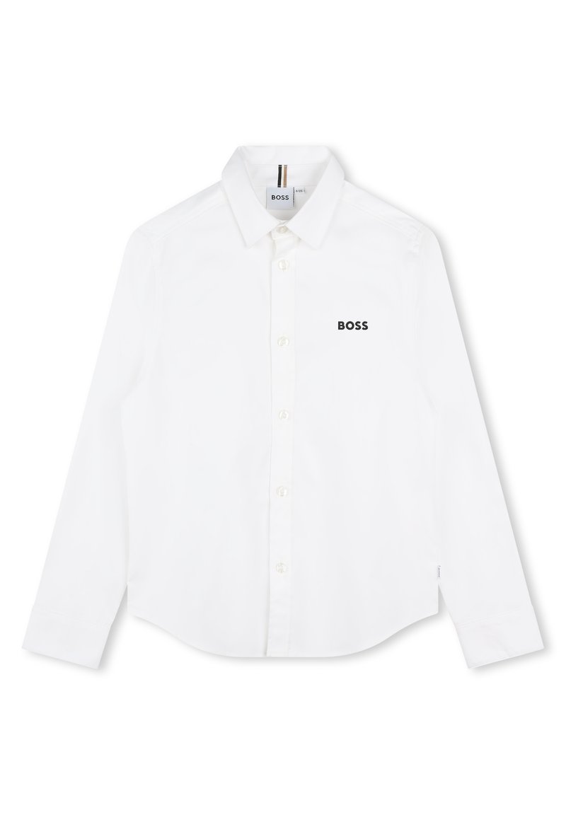 Hvit langermet skjorte laget av bomull, med knappet krage, knapper foran og en liten svart "BOSS"-logo på venstre bryst.