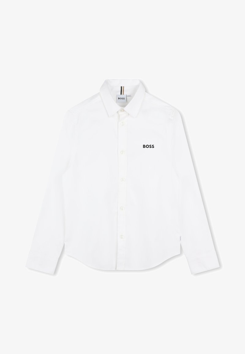 Camisa branca de manga comprida feita de algodão, com colarinho com botões, botões frontais e um pequeno logótipo preto "BOSS" no lado esquerdo do peito.