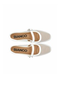 Scarpe Mary Jane bianche in rete con una fibbia e un cinturino in pelle liscia. Soletta marrone chiaro con logo "BIANCO" stampato in nero.