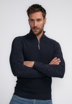 Navyblauer Reißverschluss-Pullover mit strukturiertem Strick, tailliertem Design, gerippten Bündchen und Saum. Mit kleinem Logo auf dem Ärmel.